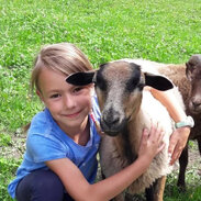 Kind mit einem Schaf